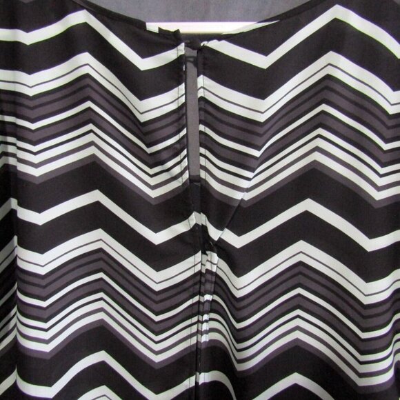 Torrid Top Size 2X Mint Green Black Zig Zag Print Semi Sheer Blouse Button Back - Picture 5 of 9